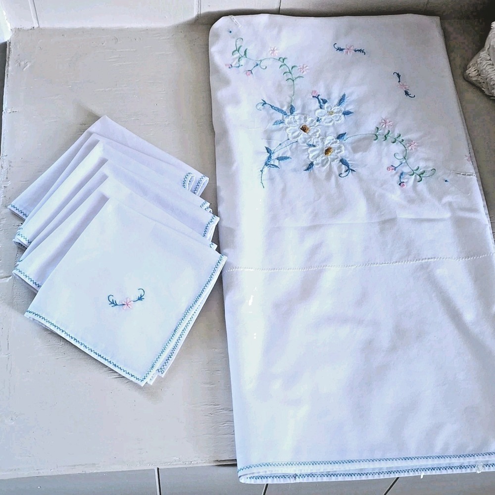 80's Vintage Embroidered White Floral Square Tablecloth with Lace Trim 6 Napkins